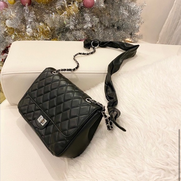 Women Black leather handbag with chain - Picture 4 of 5